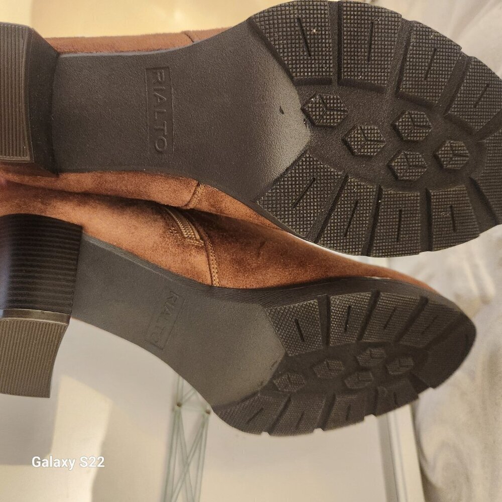 Rialto "Glitz" Hazelnut/Suedette Booties. NIB. Size 9.5 - Picture 6 of 9